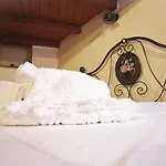 Casa De Ajala - De Charme In Antica Dimora Totalmente Ristrutturata E Dotata Di Tutti I Confort Bagni Privati Spazio Living Patio Esterno Ambienti Climatizzati Degustazioni Prodotti Locali 4* Làconi