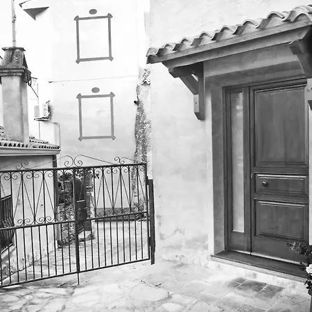 Casa De Ajala - De Charme In Antica Dimora Totalmente Ristrutturata E Dotata Di Tutti I Confort Bagni Privati Spazio Living Patio Esterno Ambienti Climatizzati Degustazioni Prodotti Locali 4* Làconi